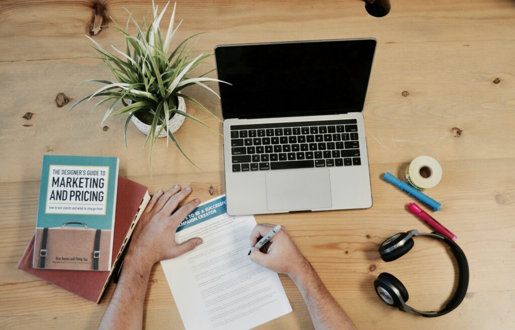 campaign-creators-RSc6D7bO0fA-unsplash How to attract more clients online when you're just starting out