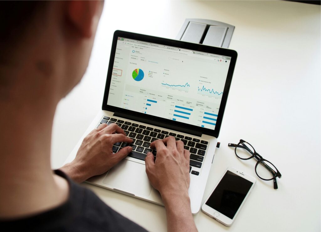 campaign-creators-pypeCEaJeZY-unsplash Smart ways to attract more clients online from day one